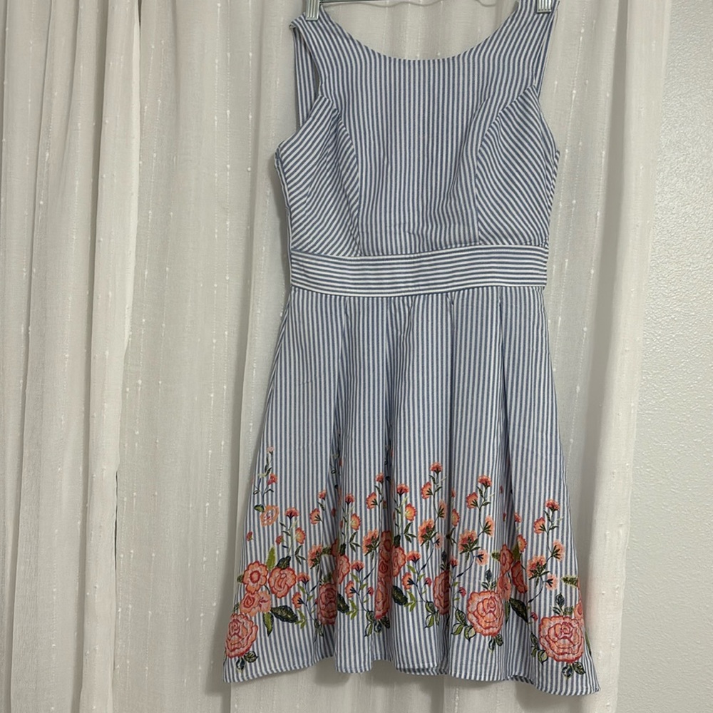 Beautify dress , low cut in the back fits a size 2